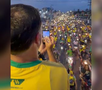 Imagem - Flávio Bolsonaro participa de carreata pelas ruas de Belém
