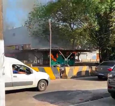 Imagem - Trailer é tomado por chamas na Avenida Rômulo Maiorana, em Belém