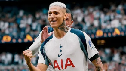 Atacante brasileiro segue fora dos planos do clube mesmo estando disponível para disputar a Copa da Liga Inglesa

