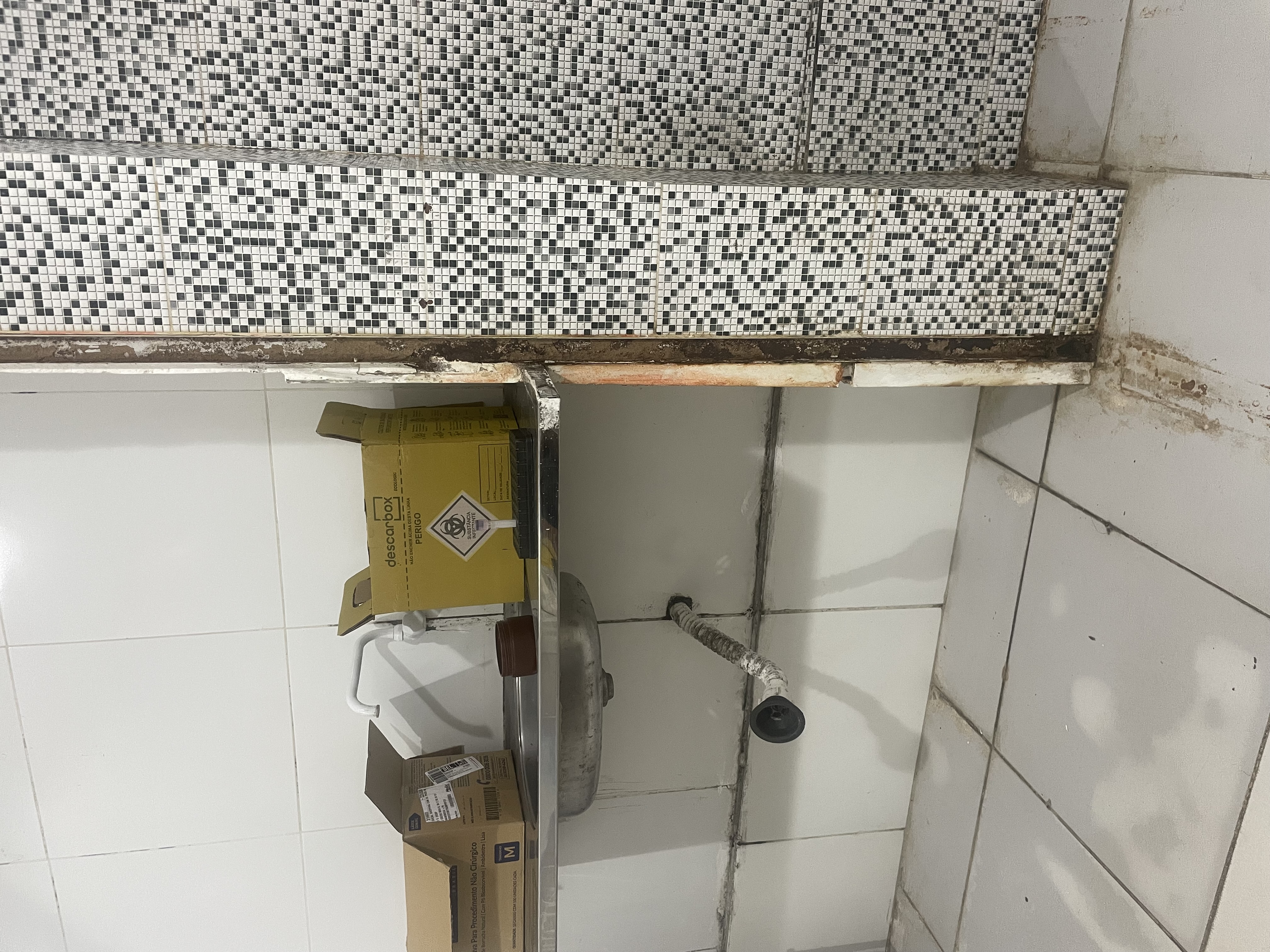 Imagens feitas recentemente dentro do local mostram sinais de deterioração.