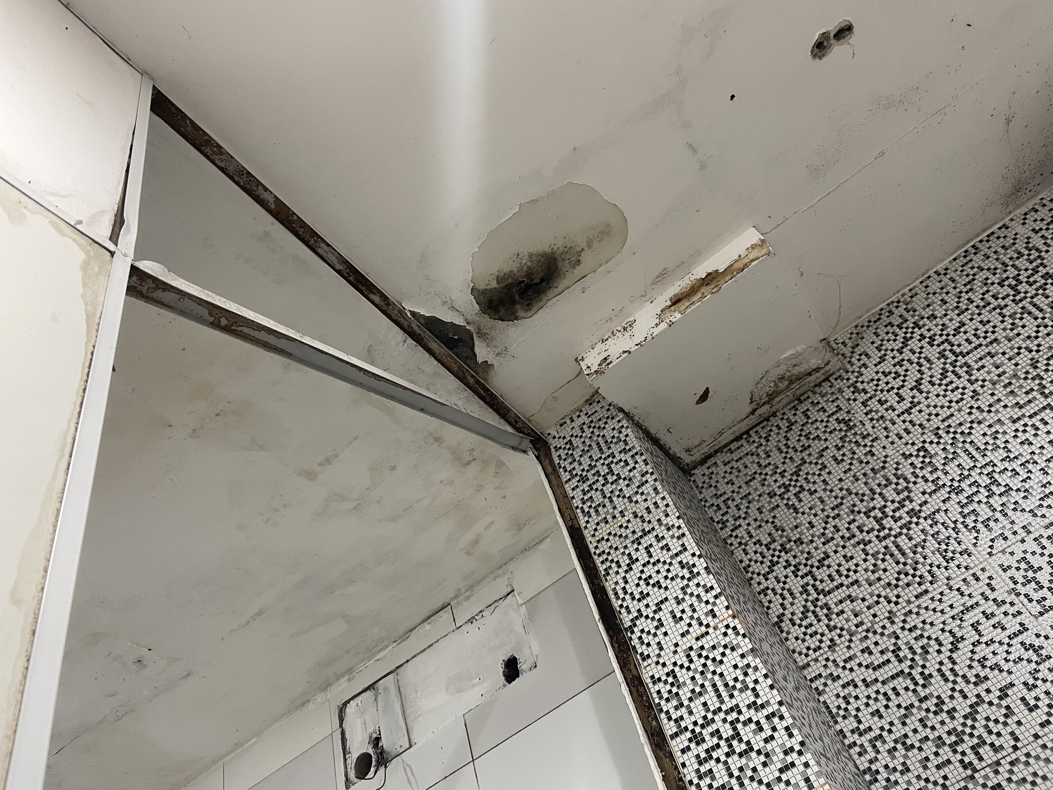 (Imagens feitas recentemente dentro do local mostram sinais de deterioração.)