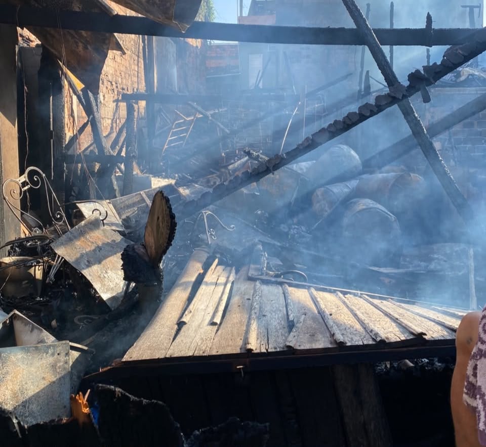 Incêndio atinge padaria e casa durante a madrugada na Terra Firme, em Belém