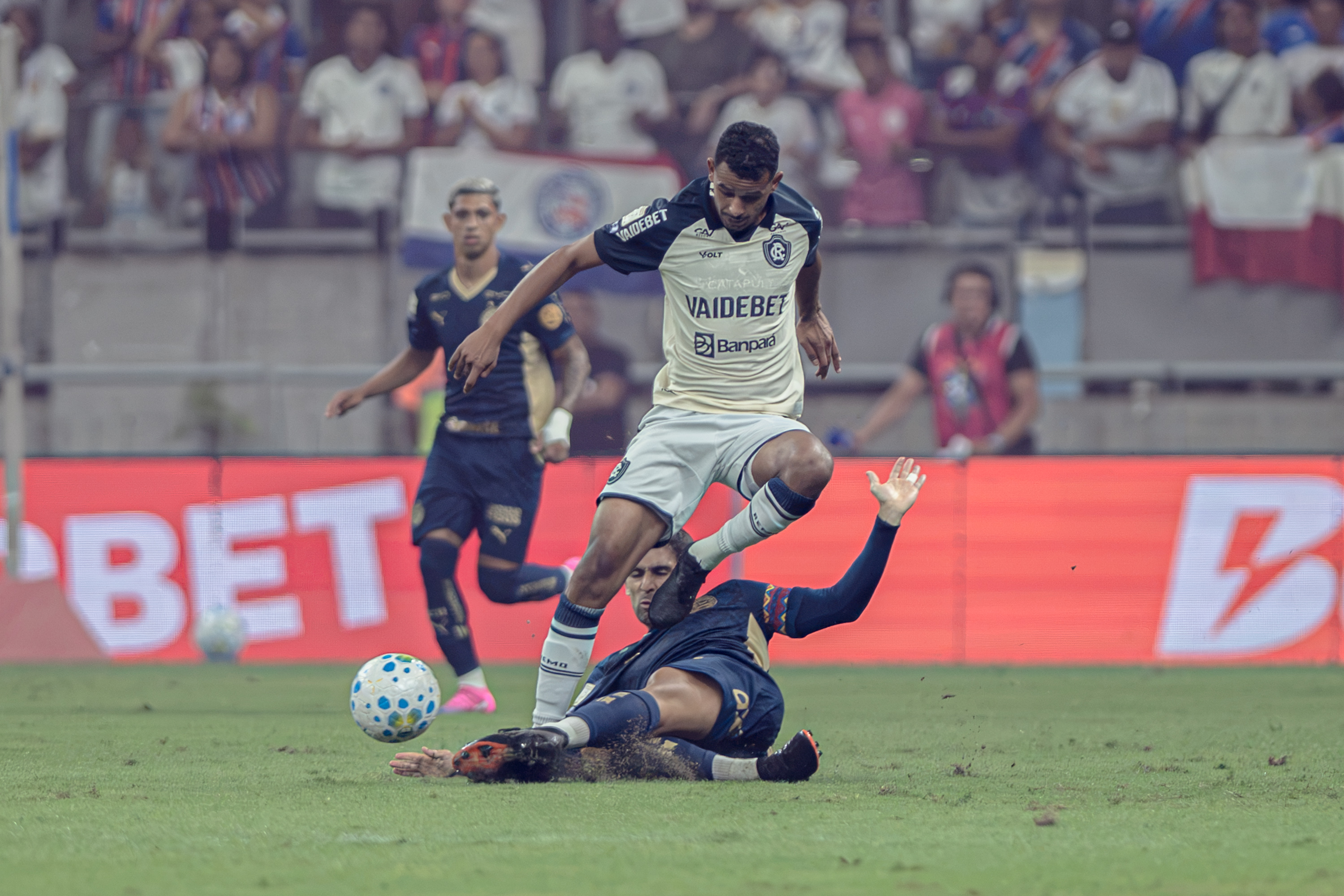 Leão é dominado pelo Tricolor na Fonte Nova, sofre dois gols e desconta no fim com Vitor Bueno, de pênalti