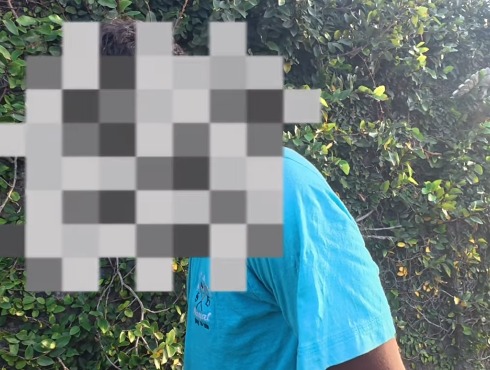 (Nas imagens, os policiais surpreenderam o suspeito durante a ação e realizaram a abordagem. O material que estava sendo retirado foi recuperado.)