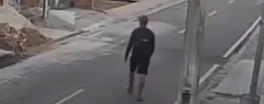 (Nas imagens, um homem usando boné vermelho, roupa escura e uma mochila aparece circulando pela via.)