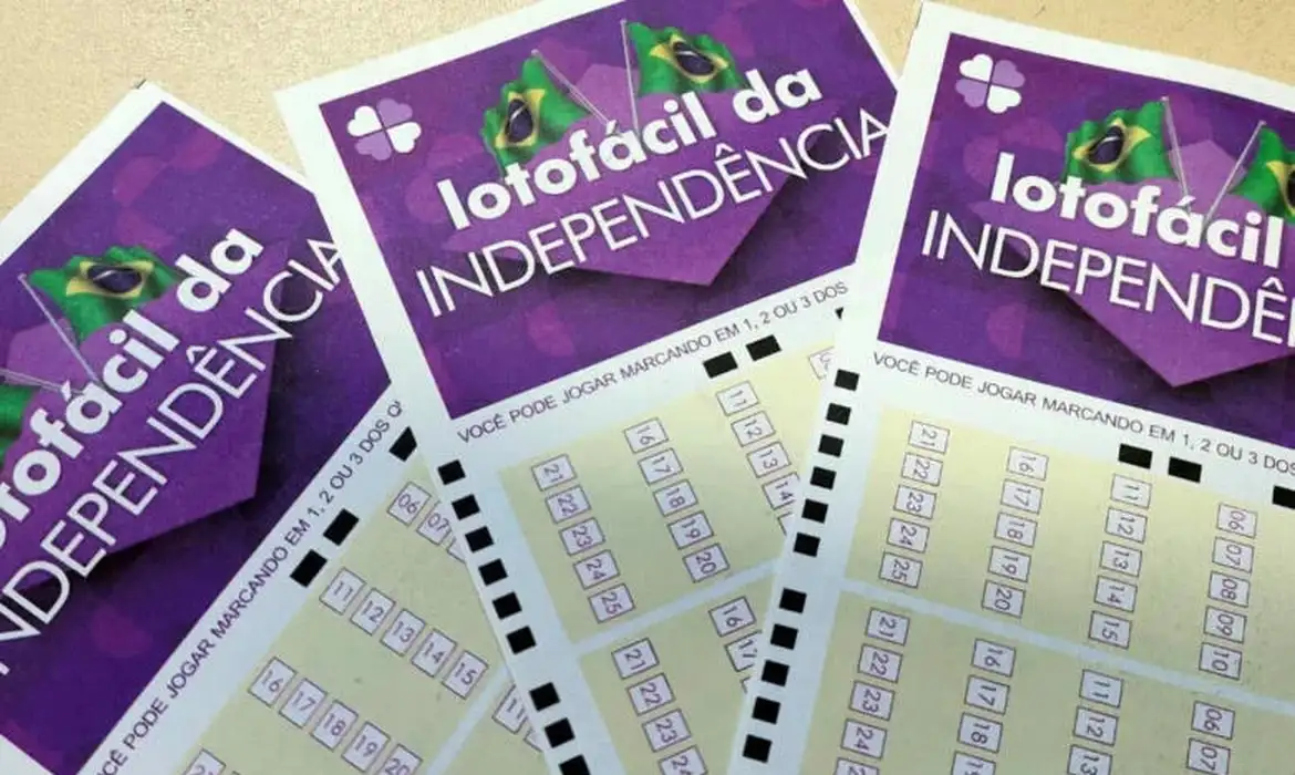 (Para participar, é possível escolher de 15 a 20 números entre os 25 disponíveis. A aposta simples custa R$ 3,50.)