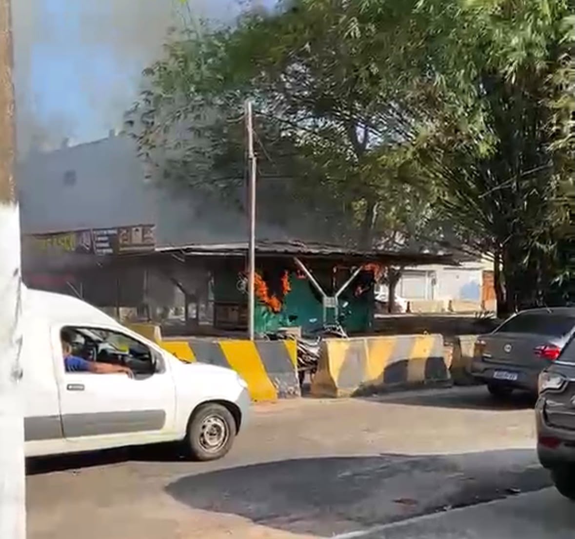 Trailer é tomado por chamas na Avenida Rômulo Maiorana, em Belém