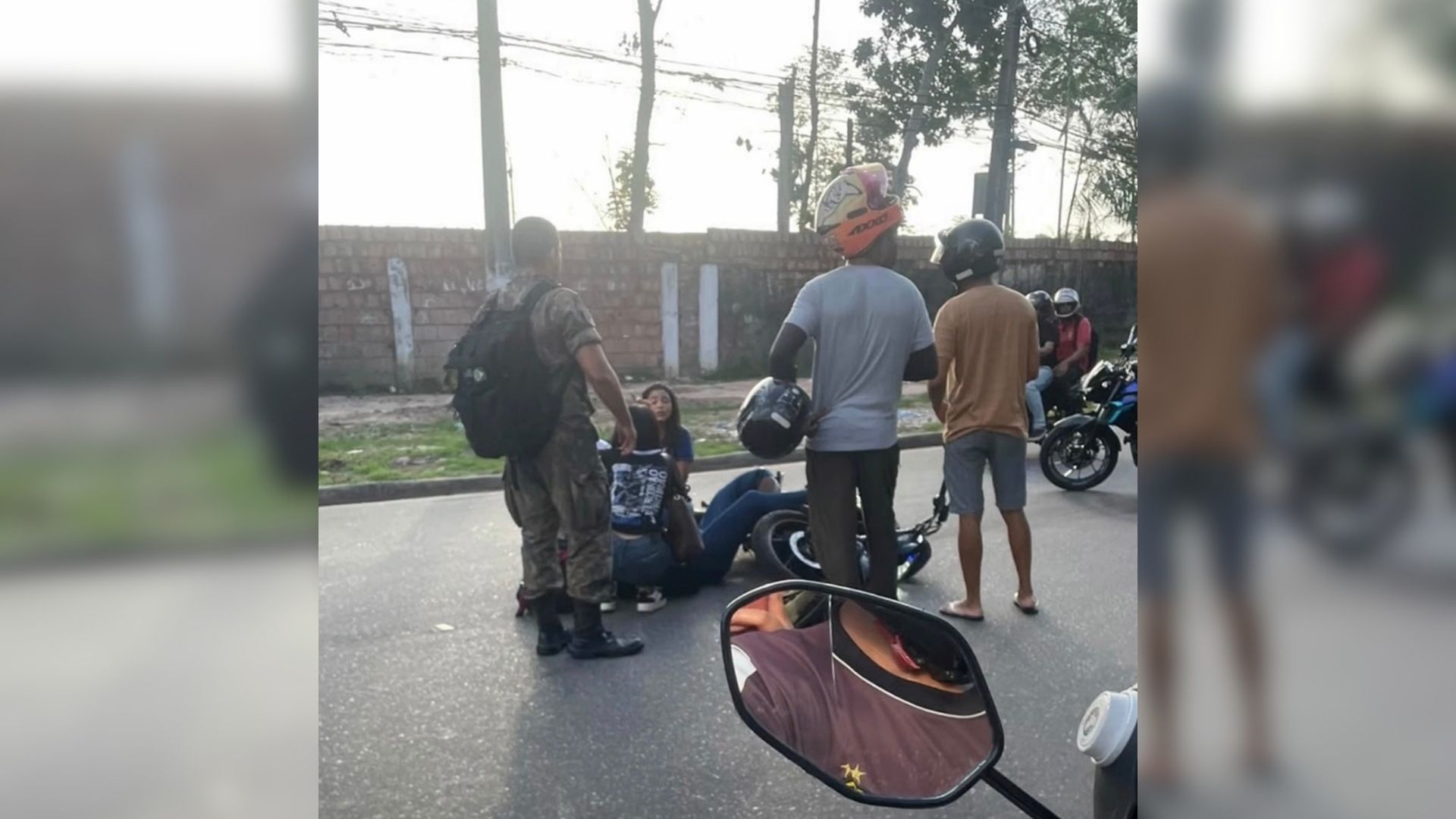 Uma mulher ficou ferida após um acidente envolvendo uma motocicleta na Avenida Hélio Gueiros.
