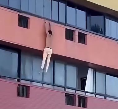 Imagem - Homem cai de prédio durante tentativa de fuga após ser surpreendido com mulher em Salvador