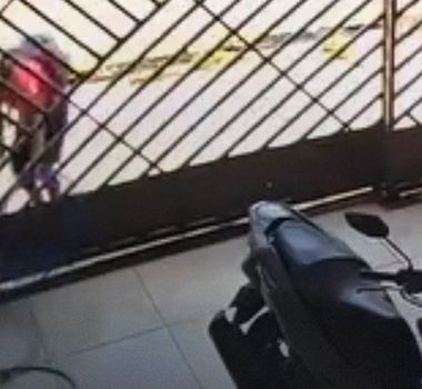 Imagem - Homem é flagrado por câmera de segurança furtando mangueira de residência em Belém