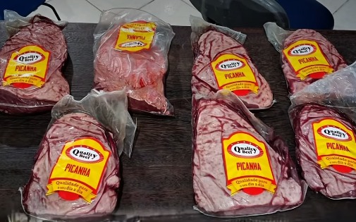 (A guarnição foi acionada por volta das 17h depois que funcionários do estabelecimento conterem o suspeito. No local, os policiais encontraram três peças de picanha em sua posse.)