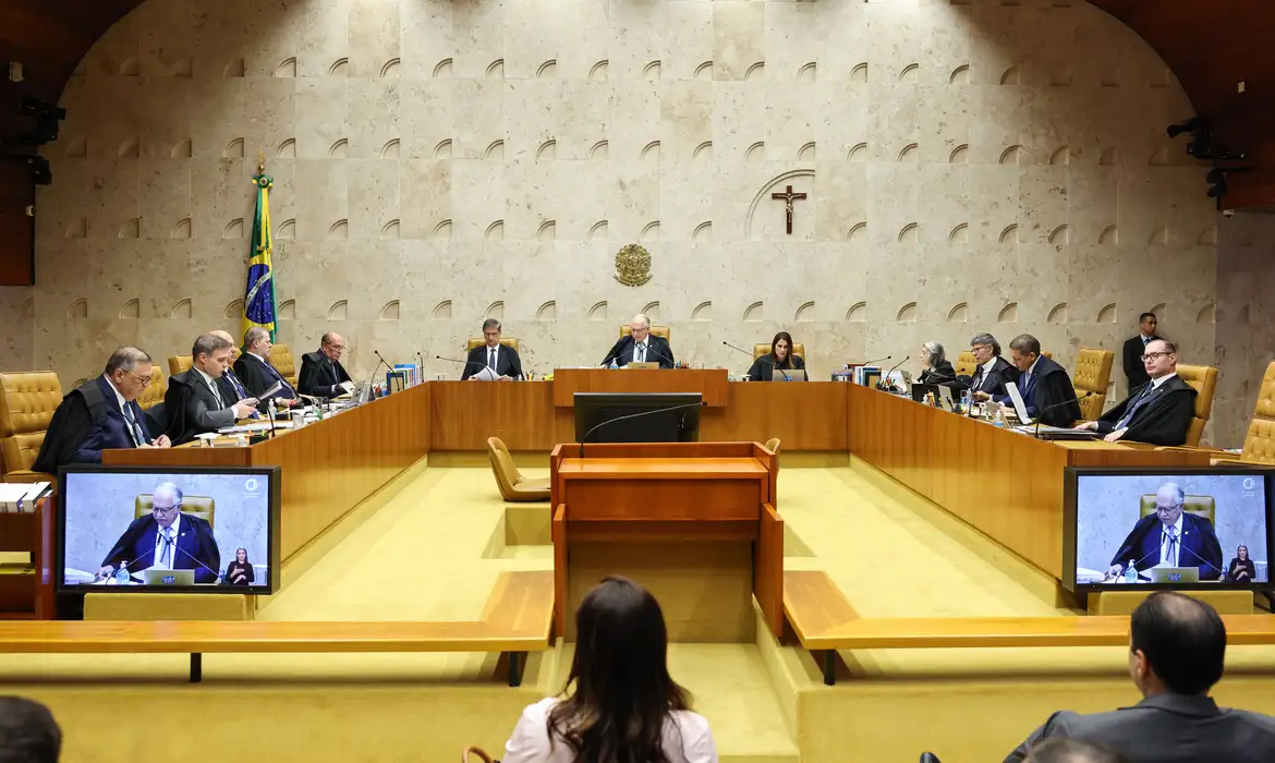 Presidente do Supremo Tribunal Federal (STF), ministro Edson Fachin, interrompeu às 13h desta terça-feira (15) a sessão plenária.
