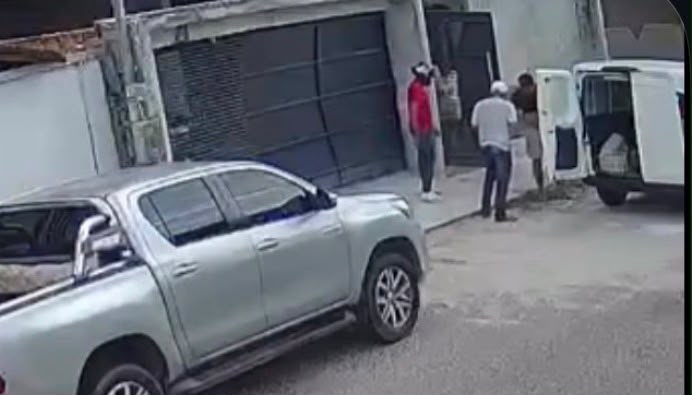 Suspeitos anunciaram o assalto e fugiram levando os pertences da vítima