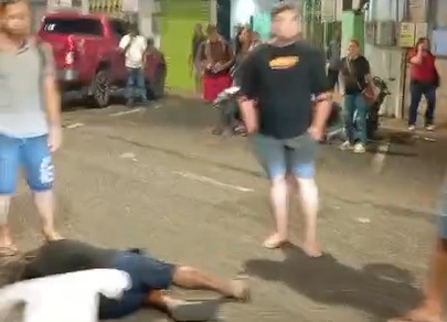 (Testemunhas relatam que um homem ficou no solo após o impacto, pedindo socorro.)