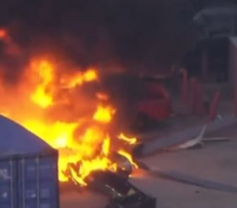 Imagem - Queda de helicóptero de jornalismo deixa mortos e fere pessoas em área comercial nos Estados Unidos