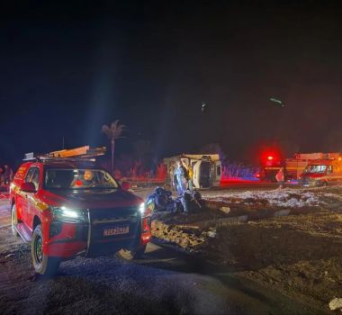 Imagem - Acidente entre ônibus de turismo e carreta deixa seis mortos e dezenas de feridos em rodovia mineira