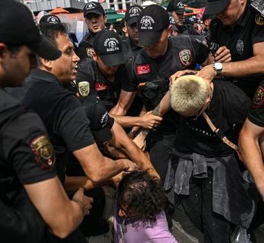 Imagem - Polícia turca detém dezenas de ativistas LGBTQIA+ em operação nacional