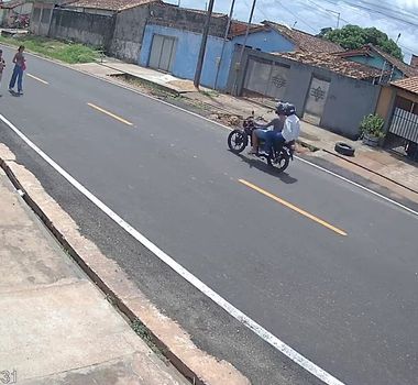 Imagem - Câmera registra abordagem de três jovens por homens em moto em Castanhal