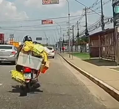 Imagem - Entregador deixa mercadorias caírem no meio da Avenida Augusto Montenegro, em Belém