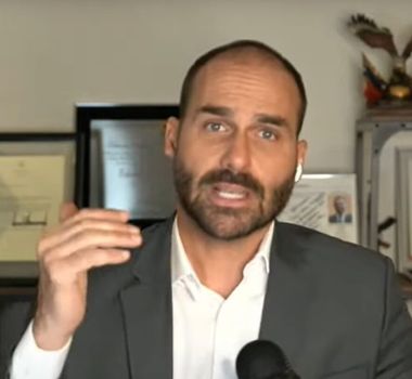 Imagem - Após paralisação de julgamento no Supremo, Eduardo Bolsonaro se reúne com integrantes de Governo Trump