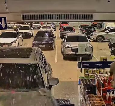 Imagem - Carro perde o controle e invade drogaria em Manaus