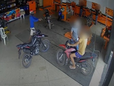 A vítima, identificada preliminarmente como Darlison, morreu no local. 