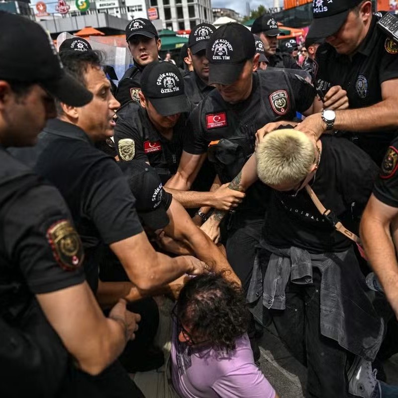 (As batidas incluíram buscas em residências de ativistas, sedes de organizações e bares frequentados pela comunidade.)