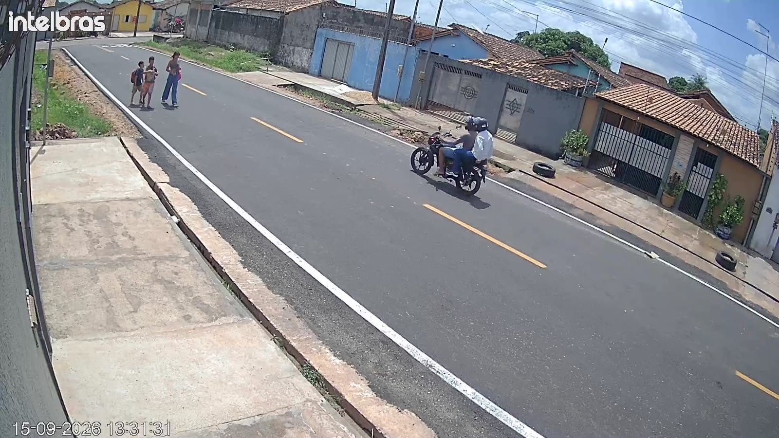 Câmera registra abordagem de três jovens por homens em moto em Castanhal