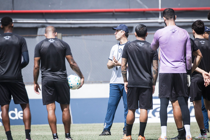 Elenco reunido durante treino do Remo -