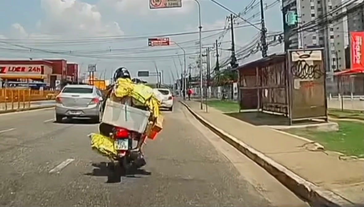 Entregador deixa mercadorias caírem no meio da Avenida Augusto Montenegro, em Belém