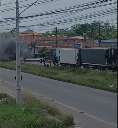 Um protesto bloqueia, na tarde desta quarta-feira (16), um trecho da Avenida Independência, no sentido Icuí, em Belém.