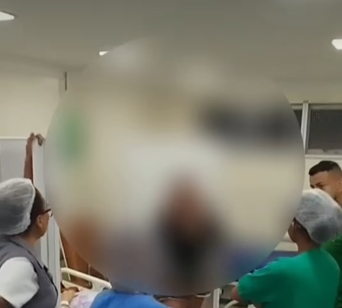 Uma mulher foi acusada de racismo após protagonizar uma discussão com funcionários de um hospital particular.