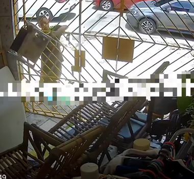 Imagem - Homem furta cadeira de praia de pátio de casa, em Belém