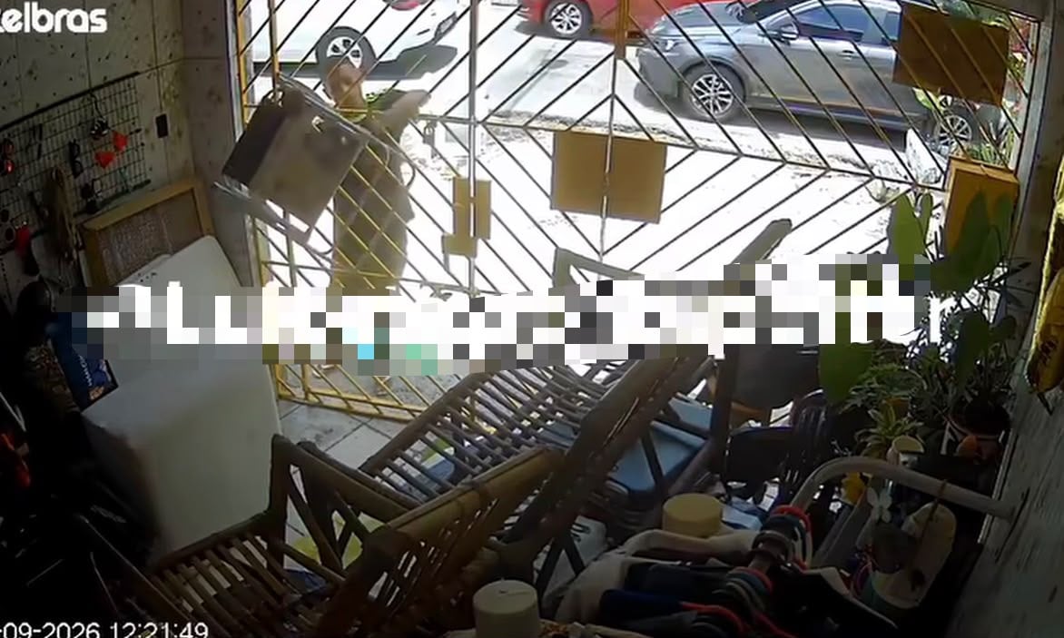 Homem furta cadeira de praia de pátio de casa, em Belém