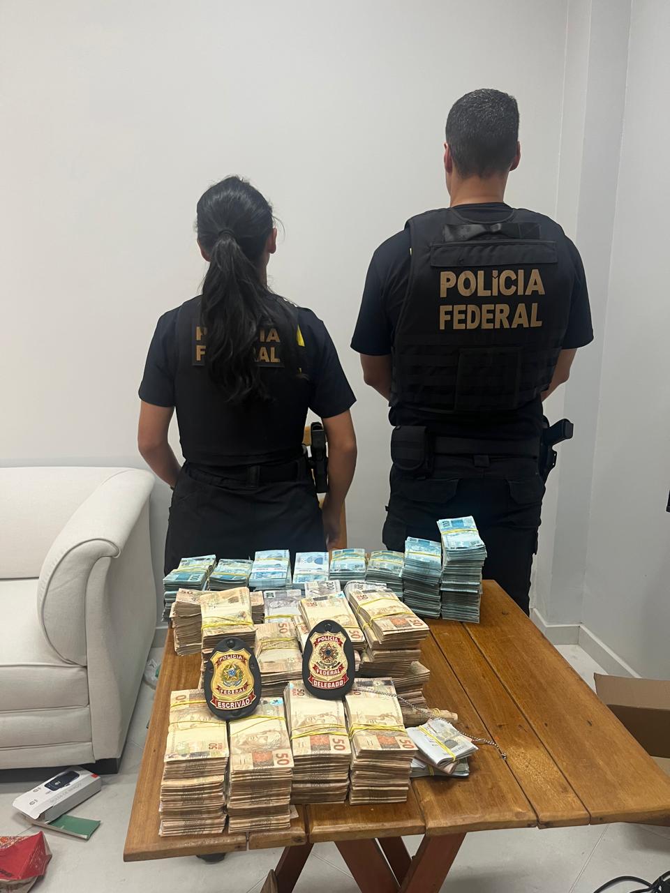 (O preso e o material apreendido foram encaminhados à unidade competente da Polícia Federal para a adoção dos procedimentos legais e lavratura do auto de prisão em flagrante.)