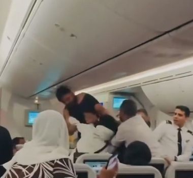 Imagem - Vídeo: passageiros trocam socos durante confusão dentro de avião