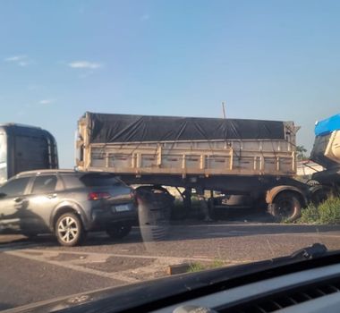 Imagem - Vídeo: carreta tomba no viaduto da Mário Covas e dificulta trânsito na BR-316, na Grande Belém