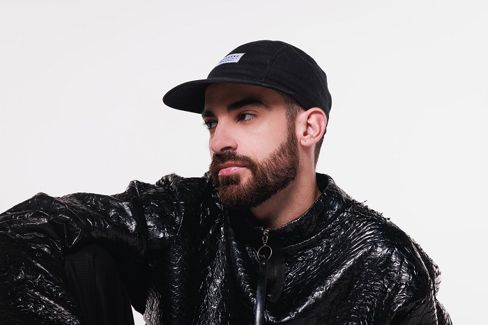 De tour manager a DJ dos principais palcos internacionais, conheça mais sobre a história de DJ Meca