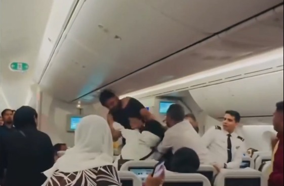 O vídeo mostra os dois no corredor da cabine enquanto desferem golpes