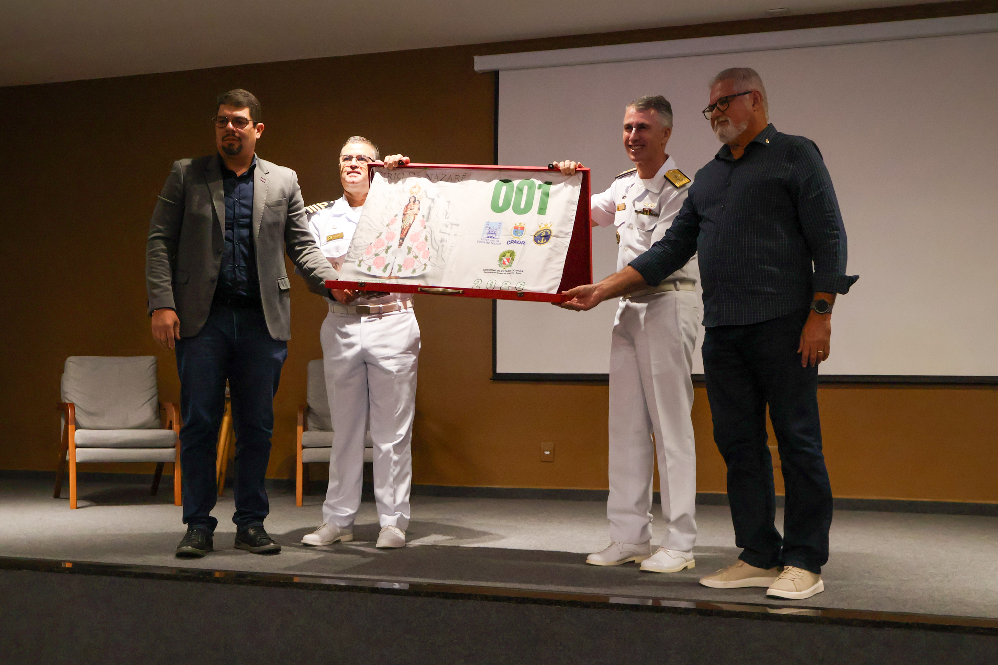Para ajudar na fiscalização de quem está autorizado a participar da procissão, a Marinha apresentou a bandeira oficial da edição deste ano.