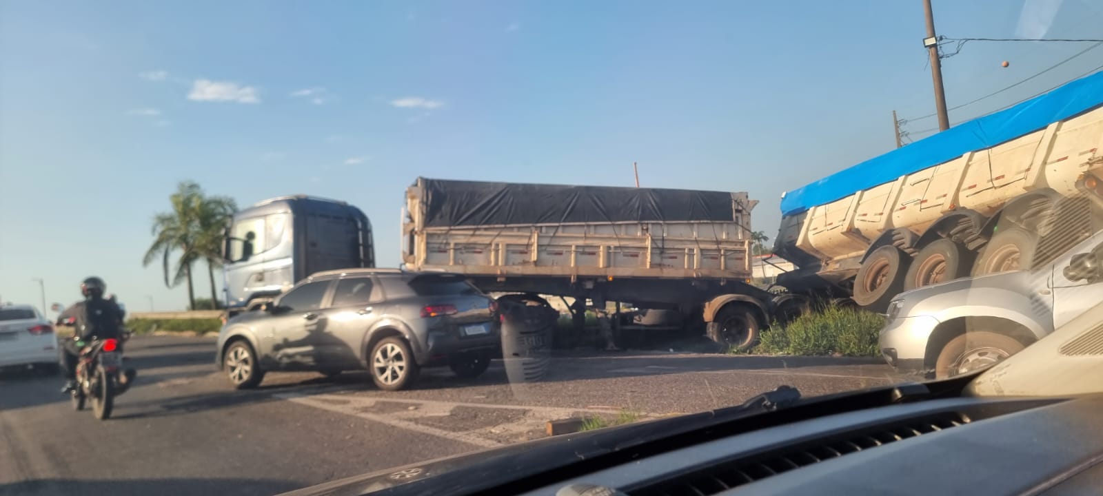 Vídeo: carreta tomba no viaduto da Mário Covas e dificulta trânsito na BR-316, na Grande Belém