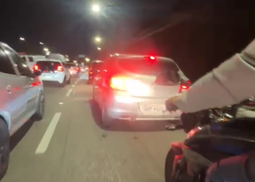 Vítima, de 50 anos, estava na garupa de um veículo por aplicativo; motociclista ficou ferido e foi levado ao hospital

