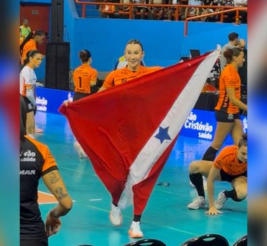 Imagem - Brasil Cup: jogando a final contra o Minas, Tiffany entra em quadra com a bandeira do Pará e agita torcida