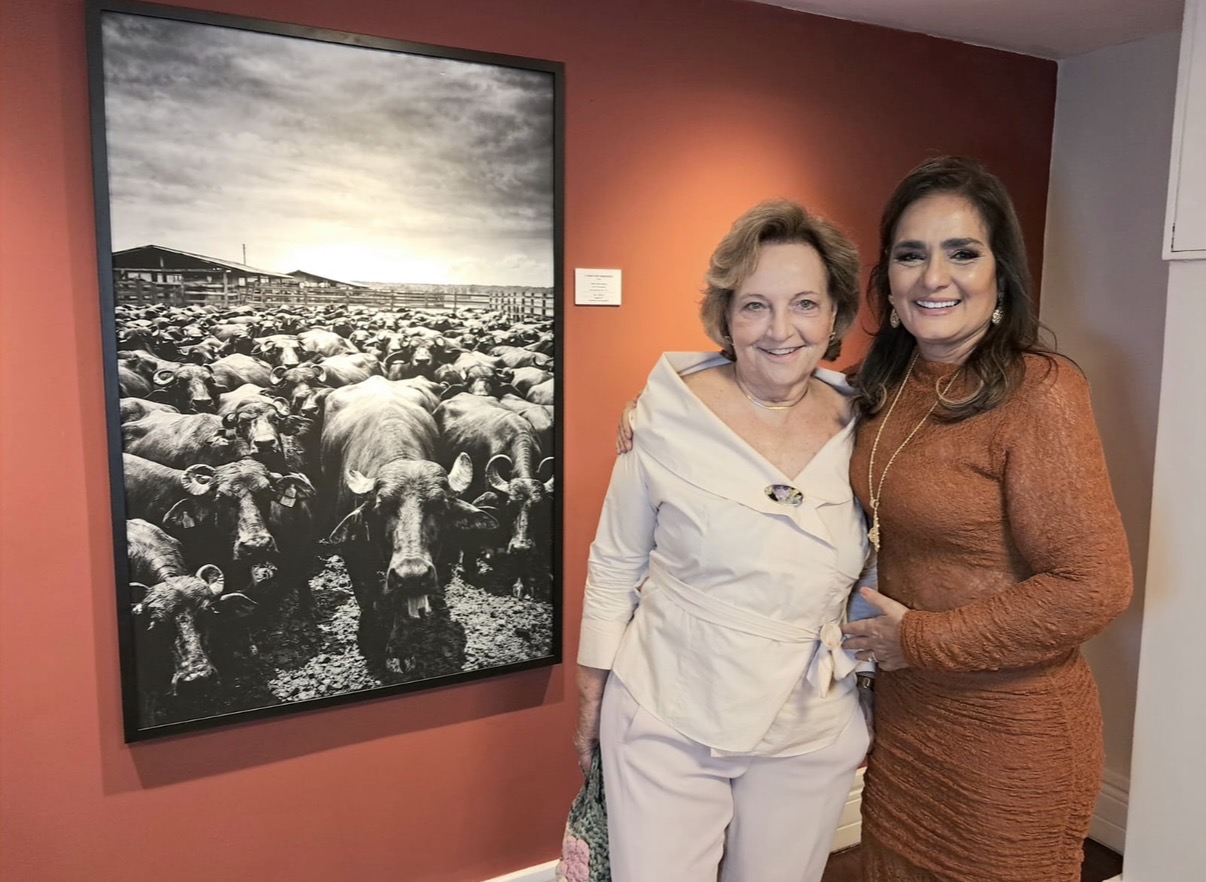 Zinda e Lúcia Carvalho, que foi prestigiar a exposição