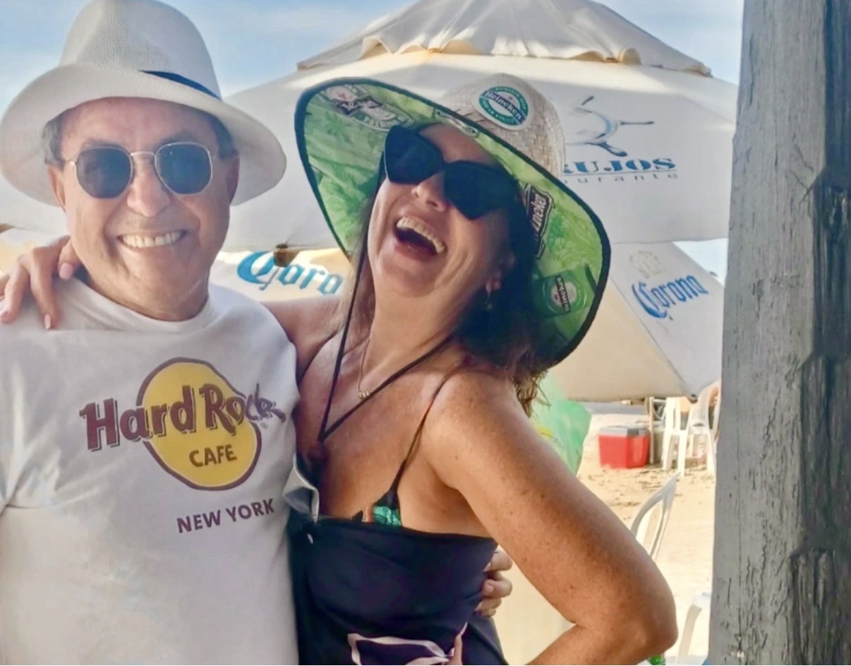 Feliz, a amiga Simone Chermont festejou a virada de mais um ano de vida, ao lado do marido, Paulo Freitas. Cheers!