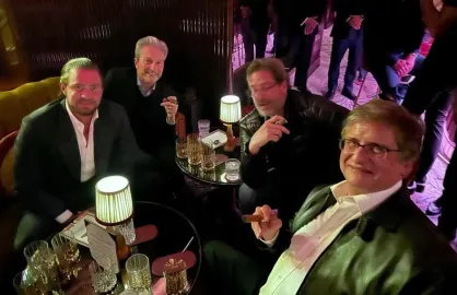 Imagem mostra procurador-geral ao lado do ex-dono do Banco Master em evento com charutos; oposição questiona declarações feitas por Gonet no STF

