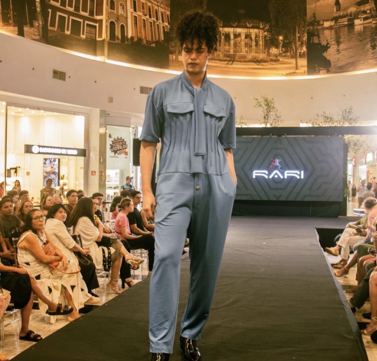 O Amazônia Fashion Week chega a 21ª edição, realizando desfiles de coleções cápsulas de dez marcas autorais, nesse sábado, no Espaço BB, que celebram as identidades amazônicas. 