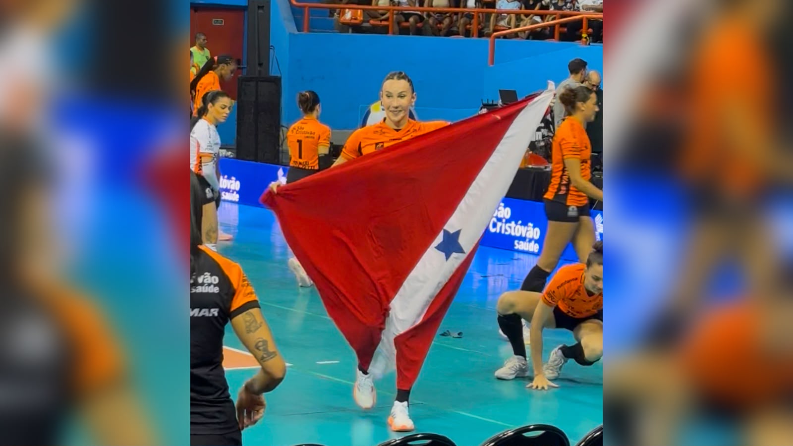 Tiffany, atleta do Osasco entra em quadra no Mangueirinho com a bandeira do Pará na disputa do Brasil Cup -