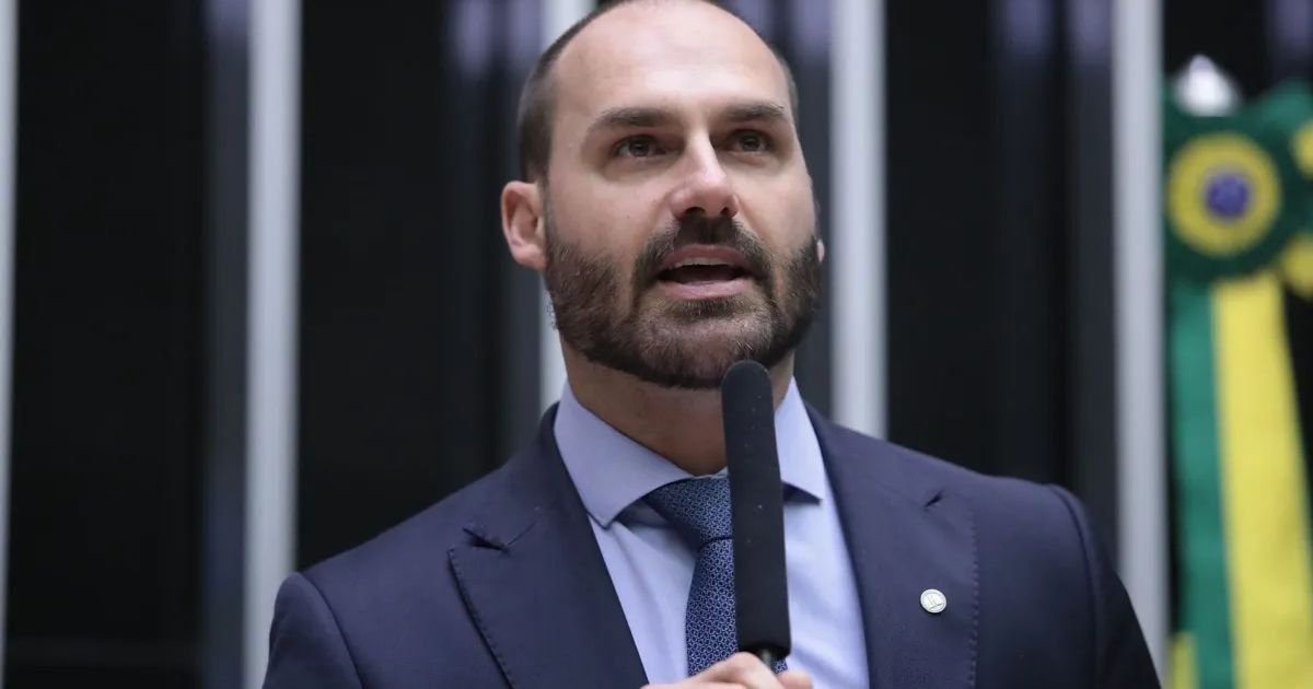 Eduardo Bolsonaro é demitido da Polícia Federal por abandono de cargo