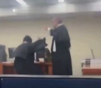 Imagem - Discussão entre promotor e advogado acaba em queda dramática e julgamento cancelado